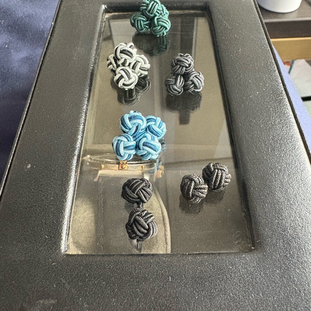 Elegant Knot Cufflinks Set